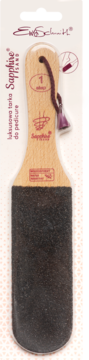 Luksusowa tarka pedicure Sapphire z drewnianą rączką i czarną powierzchnią ścierną, widok z przodu w opakowaniu.