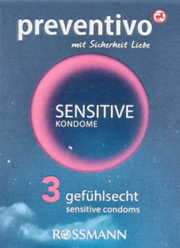 Niebieskie opakowanie kondomów Preventivo Sensitive Rossmann z różowym kołem i napisem "3 gefühls echt".