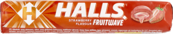 Pomarańczowe opakowanie cukierków Halls Strawberry Fruitwave, z białym logo i ilustracją przekrojonej truskawki na froncie.