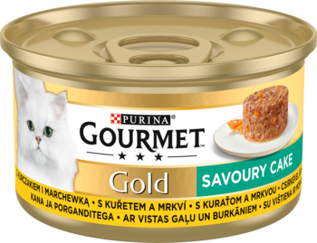 Złota puszka karmy GOURMET Gold Savoury Cake dla kotów, z białym kotem i ciastkiem na etykiecie.