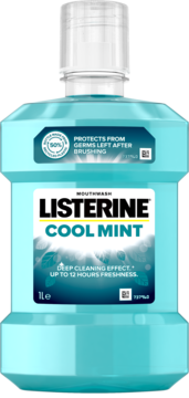 Listerine Cool Mint mouthwash 1L w błękitnej butelce, widok z przodu, chroni przed zarazkami, 50% recykling.