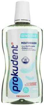 Prokudent med Sensitive Mouthwash, przezroczysta butelka z białą etykietą, widok z przodu. Zawiera fluor, bez alkoholu.