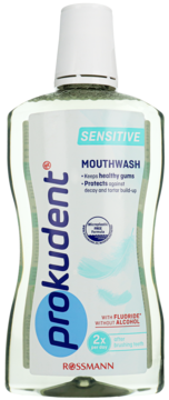 Prokudent med Sensitive Mouthwash, przezroczysta butelka z białą etykietą, widok z przodu. Zawiera fluor, bez alkoholu.