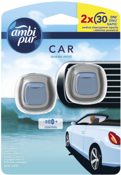 Opakowanie Ambi Pur Car Ocean Mist, dwa odświeżacze samochodowe, widok z przodu, na tle oceanu z autem.