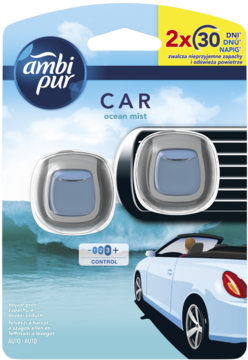 Opakowanie Ambi Pur Car Ocean Mist, dwa odświeżacze samochodowe, widok z przodu, na tle oceanu z autem.