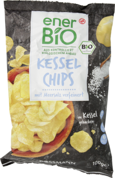 Ciemnoszare opakowanie enerBiO Bio Kessel Chips z solą morską, z rozsypanymi chipsami, frontalny widok.