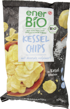 Ciemnoszare opakowanie enerBiO Bio Kessel Chips z solą morską, z rozsypanymi chipsami, frontalny widok.