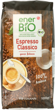 Czarna paczka enerBiO Espresso Classico, kawa 100% Arabica w ziarnach 1kg, z filiżanką kawy na drewnianym tle.