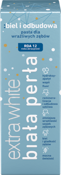Jasnoniebieskie pudełko pasty Biała Perła Extra White, biel i odbudowa, dla wrażliwych zębów, z fluorem i hydroksyapatytem.