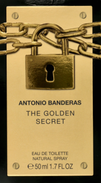 Antonio Banderas The Golden Secret, złota woda toaletowa w pudełku z metalową kłódką i łańcuchem, widok z przodu.