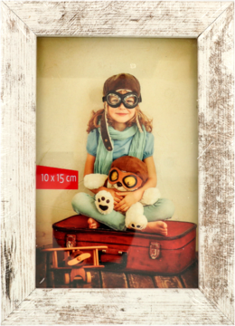 Biała drewniana ramka na zdjęcie 10x15 cm, z celowo postarzonym, rustykalnym wykończeniem, widok od przodu.