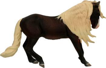 Figurka konia: ciemnobrązowy koń z długą, kremową grzywą i ogonem, stojący z boku.