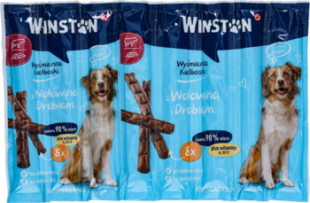 Dwa niebieskie opakowania Winston Delikatnych kiełbasek dla psa Wołowina Premium, z psem rasy Aussie i smaczkami.