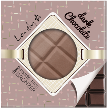 Różowo-brązowe opakowanie czekoladowego pudru brązującego Lovely, z matowym pudrem o reliefie tabliczki czekolady.