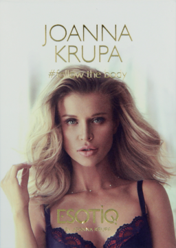 Plakat damskiej wody perfumowanej Esotiq Joanna Krupa #follow the body: blond modelka w czarnym biustonoszu.