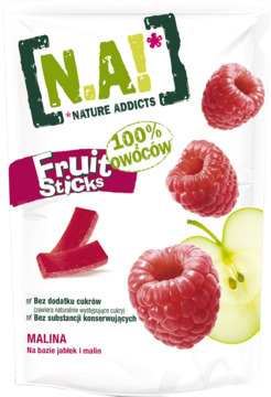 Biała torebka N.A! Fruit Sticks malinowych. Widok przodu z żelkami, malinami i jabłkiem.
