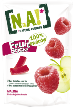 Biała torebka N.A! Fruit Sticks malinowych. Widok przodu z żelkami, malinami i jabłkiem.