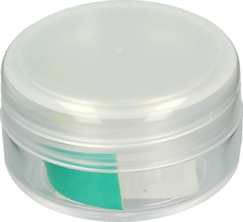 Przezroczysty pojemnik podróżny 20 ml z zakręcaną pokrywką, na kosmetyki i drobiazgi. Widok z góry pod kątem.