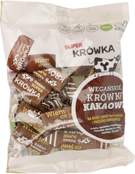 Przezroczyste opakowanie wegańskich krówek kakaowych Super Krówka, z indywidualnie zapakowanymi sztukami.