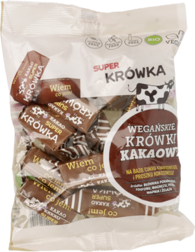 Przezroczyste opakowanie wegańskich krówek kakaowych Super Krówka, z indywidualnie zapakowanymi sztukami.