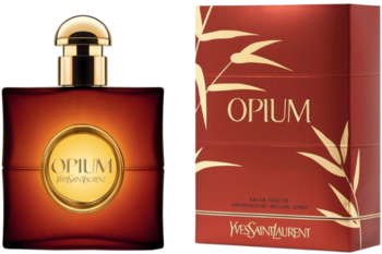 YSL Opium woda toaletowa, bursztynowa butelka obok czerwonego pudełka ze złotymi wzorami bambusa, widok z przodu.