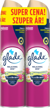 Dwie puszki odświeżacza Glade Relaxing Zen, magenta-białe, z żółtym napisem "SUPER CENA!". Widok z przodu.