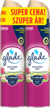 Dwie puszki odświeżacza Glade Relaxing Zen, magenta-białe, z żółtym napisem "SUPER CENA!". Widok z przodu.