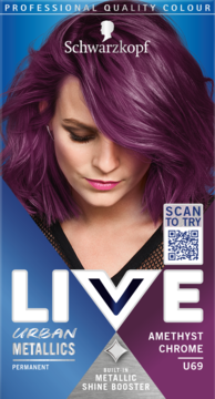 Fioletowe opakowanie farby Schwarzkopf LIVE Urban Metallics Amethyst Chrome U69, z modelką z metalicznymi włosami.