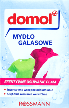 Białe opakowanie mydła domol Galasowe do efektywnego usuwania plam, z t-shirtami, na tle bąbelków.