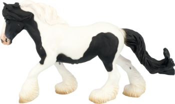 Figurka konia, maść srokata czarno-biała, z białą grzywą i piórami na nogach, w biegu, z boku.