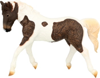 Biała figurka źrebaka z brązowymi cętkami, jasną grzywą i ogonem, widok z boku, na białym tle.