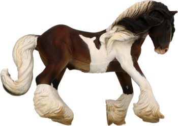 Figurka konia o umaszczeniu pinto, brązowo-biała, z bujną czarną grzywą i ogonem, w dynamicznej pozie.