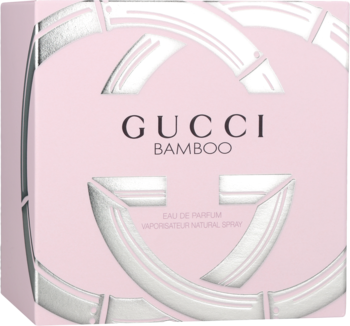 Pudroworóżowe pudełko perfum Gucci Bamboo z dużym srebrnym logo GG, widok z przodu i lekko pod kątem.