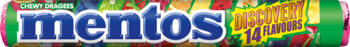 Rolka cukierków Mentos Discovery z niebieskim logo i hasłem "14 FLAVOURS!" na tle pełnym owocowych barw.