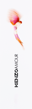 Kenzo Amour woda perfumowana, reklama z rozmytym różowo-pomarańczowym ptakiem i pionowym napisem na białym tle.