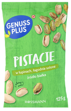 Zielone opakowanie Genuss Plus Pistacje prażone i solone 125g, z rozsypanymi orzechami w łupinach, przód.
