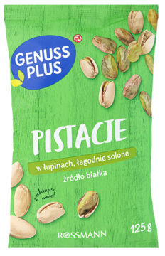 Zielone opakowanie Genuss Plus Pistacje prażone i solone 125g, z rozsypanymi orzechami w łupinach, przód.