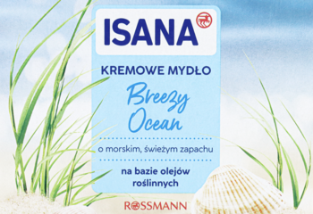 Isana kremowe mydło Breezy Ocean o morskim zapachu, z niebieską etykietą na tle plaży z muszlą.