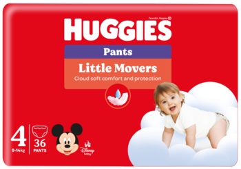 Czerwone opakowanie Huggies Little Movers Pants pieluchomajtki, z uśmiechniętym dzieckiem i Mickey Mouse, widok z przodu.