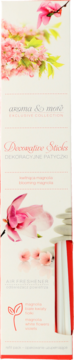 Białe pudełko odświeżacza Doonagaline Sticks, dekoracyjne patyczki, różowe kwiaty magnolii, widok z przodu.