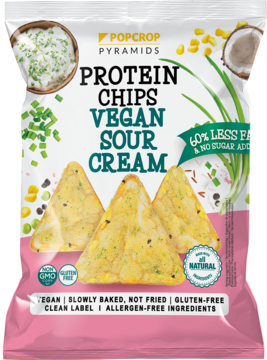 Paczka Popcrop Protein Chips Vegan Sour Cream, biało-różowa z trójkątnymi chipsami i ziołami, widok z przodu.
