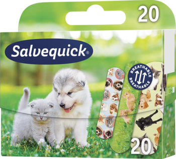 Salvequick Animals: opakowanie 20 oddychających plastrów dla dzieci, z motywem zwierzęcym na tle traw.