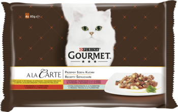 Ciemnobrązowa saszetka karmy Gourmet A La Carte dla kota, z białym kotem i daniem z mięsa na talerzu.