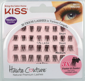 KISS Haute Couture 30 TRIOS LASHES w przezroczystym opakowaniu z różowym tłem, kępki rzęs w różnych długościach.