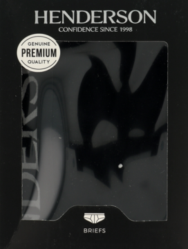 Czarne opakowanie slipów męskich Henderson, z okienkiem i okrągłą etykietą "PREMIUM QUALITY", widok z przodu.
