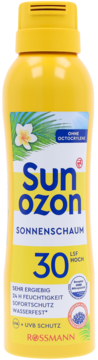 Żółta butelka pianki przeciwsłonecznej Sunozon Sonnenschaum SPF 30, z kwiatem plumerii, widok z przodu.