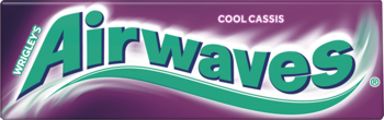 Fioletowa paczka gum Airwaves Cool Cassis. Duże zielone logo, widok z przodu. Guma do żucia czarna porzeczka.