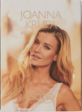 Opakowanie wody perfumowanej Joanna Krupa #follow the beauty. Zbliżenie na twarz Joanny Krupy na złotym tle.