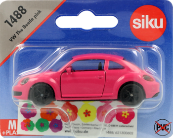 Różowy samochodzik zabawka Siku VW The Beetle model 1488 w przezroczystym blistrze, na tle tektury.