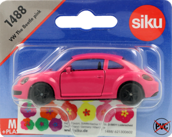 Różowy samochodzik zabawka Siku VW The Beetle model 1488 w przezroczystym blistrze, na tle tektury.